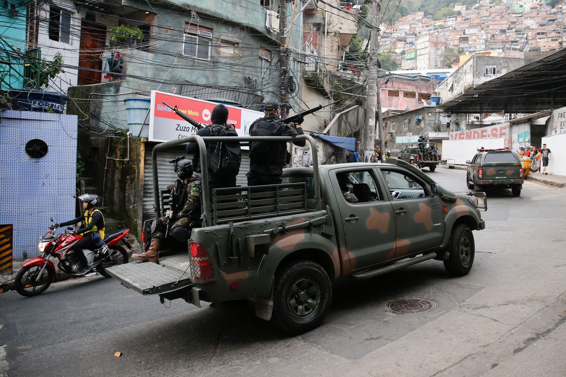 Fernando Frazão/Agência Brasil Rio de Janeiro - Militares fazem operação na favela da Rocinha após guerra entre quadrilhas rivais de traficantes pelo controle da área (Fernando Frazão/Agência Brasil)