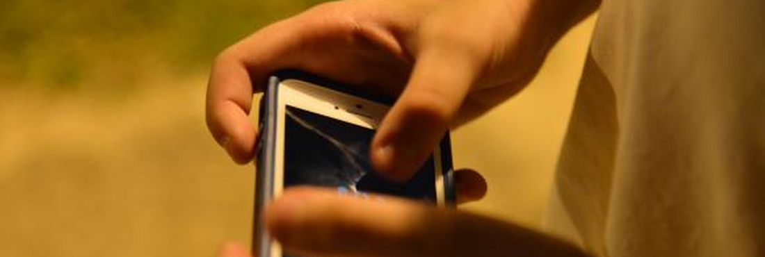 Jovem no celular