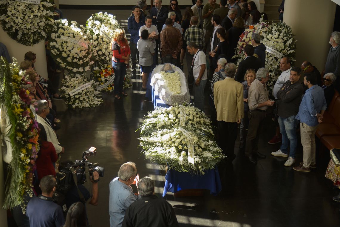 Tomaz Silva/Agência Brasil Familiares e amigos se despedem do jornalista Paulo Henrique Amorim, corpo é velado na Associação Brasileira de Imprensa (ABI), no centro do Rio.