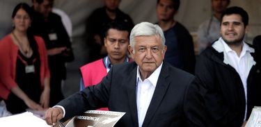 México: eleições presidenciais. O candidato presidencial Andres Manuel Lopez Obrador deposita sua cédula de voto durante a eleição presidencial na Cidade do México.