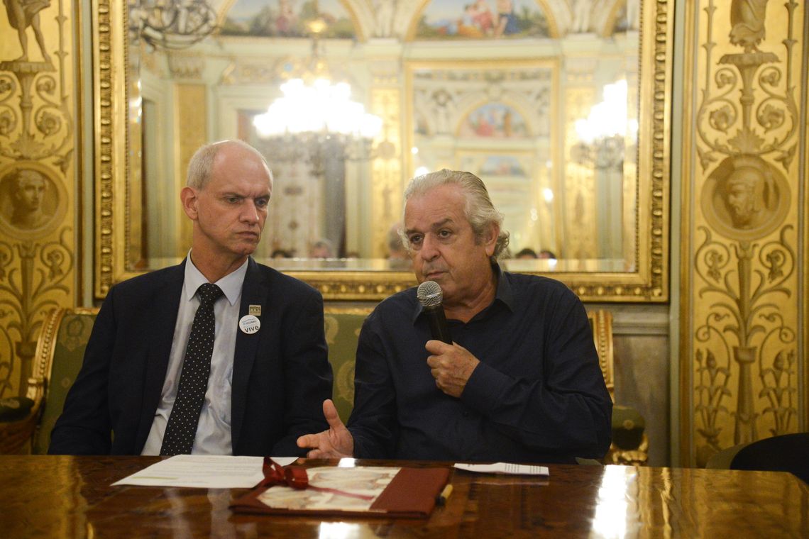 O diretor do Museu Nacional, Alexander Kellner, e o presidente do Instituto Brasileiro de Museus (Ibram), Paulo Amaral, assinam protocolo para promover a cooperação técnico-científica e cultural, no Museu da República.