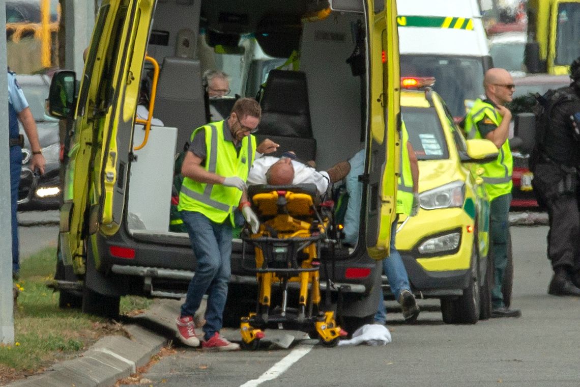 REUTERS/SNPA/Martin Hunter Uma pessoa ferida é colocada em uma ambulância após um tiroteio na mesquita Al Noor em Christchurch, Nova Zelândia, em 15 de março de 2019.