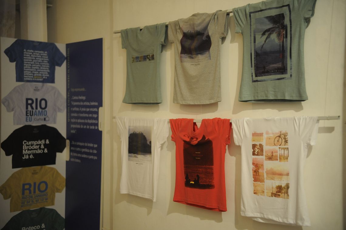 16 17:20:24 A exposição Com do Rio da Cabeça aos Pés: sem medo de ser Kitsch mostra a representação do RJ em souvenires desde os anos 20 até trabalhos contemporâneos no Centro Carioca de Design (Fernando Frazão/Agência Brasil)