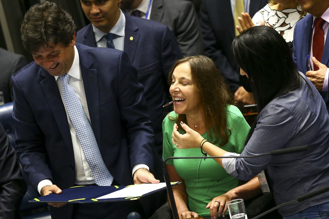 Marcelo Camargo/Agência Brasil A senadora Mara Gabrilli assina a portaria de incorporação do medicamento Nusinersena (Spinraza) na Relação Nacional de Medicamentos Essenciais (Rename) para pessoas com Atrofia Muscular Espinhal (AME), no Senado.