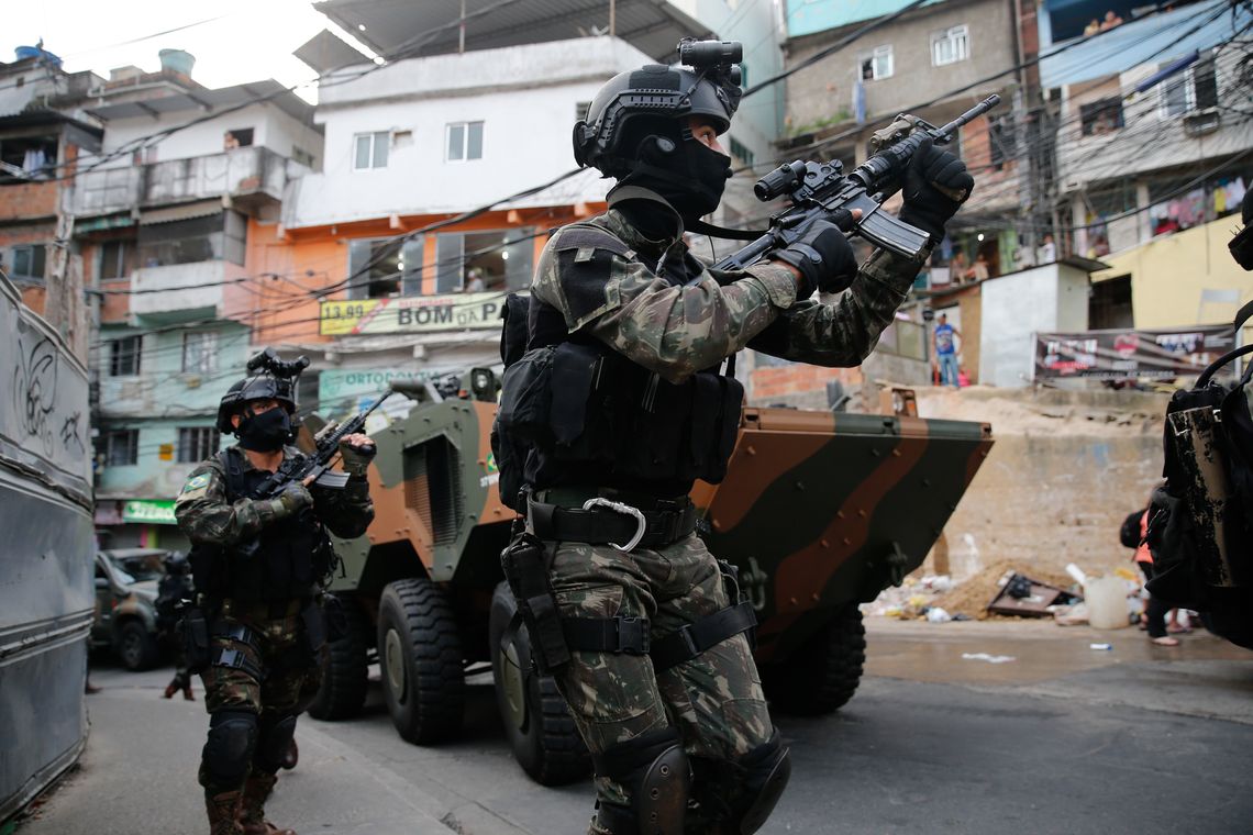 Fernando Frazão/Agência Brasil Rio de Janeiro - Militares fazem operação na favela da Rocinha após guerra entre quadrilhas rivais de traficantes pelo controle da área (Fernando Frazão/Agência Brasil)