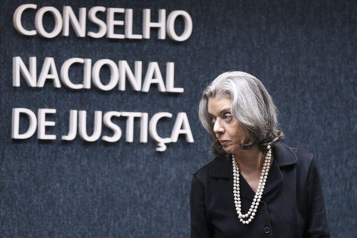 Marcelo Camargo/Agência Brasil Brasília - A presidente do CNJ e do STF, Cármen Lúcia, dá posse aos novos conselheiros ministro do TST Aloysio Corrêa da Veiga e o advogado André Luis Guimarães Godinho (Marcelo Camargo/Agência Brasil)