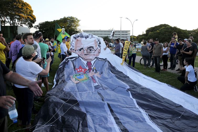 Manifestantes ocupam a frente do Supremo Tribunal Federal (STF), após decisão do ministro do STF Marco Aurélio Mello que mandou soltar todos os condenados em segunda instância. O presidente do STF, Dias Toffoli, suspendeu a decisão.