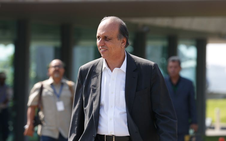 O governado do Rio de Janeiro, Luiz Fernando PezÃ£o, durante cerimÃ´nia de entrega de 265 novas viaturas para a PM