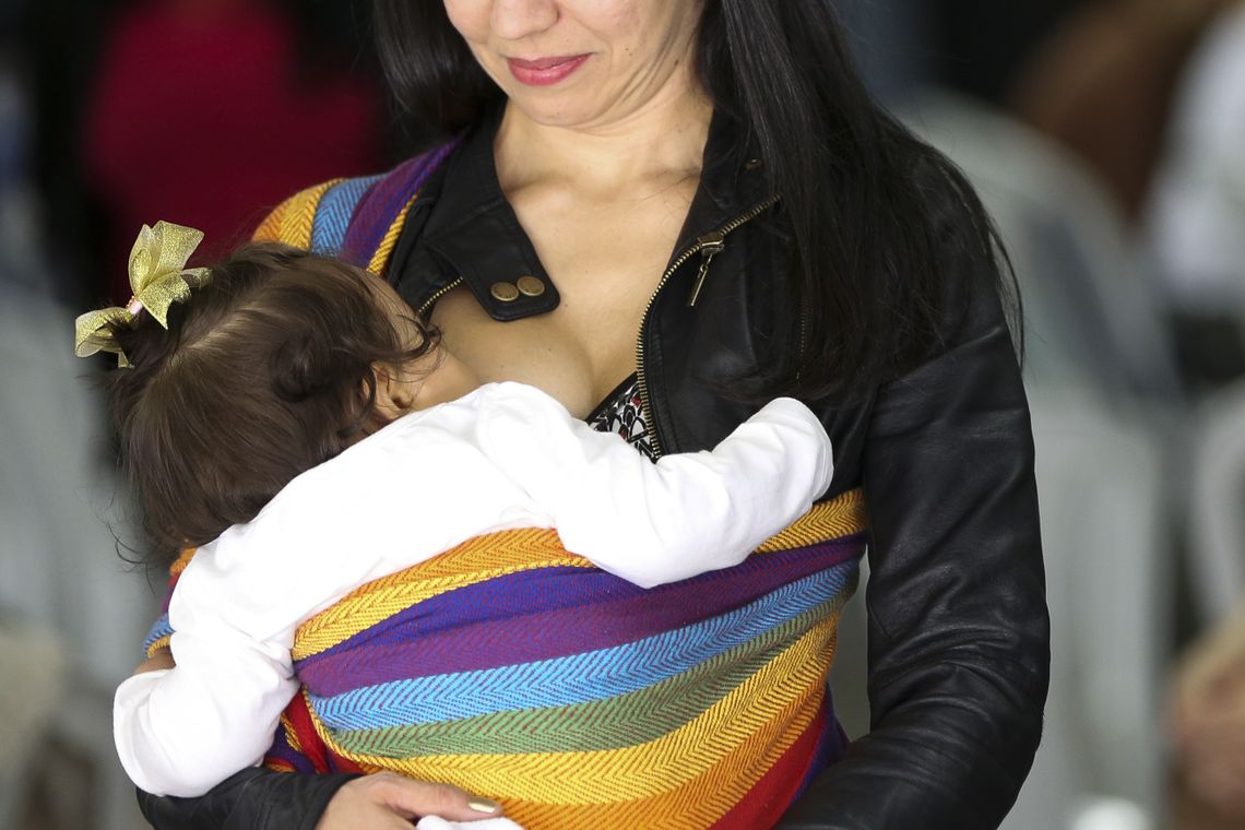 Marcelo Camargo/Agência Brasil/Agência Brasil Brasília - Nádia Costa amamenta a filha Rafaela Costa. A secretaria de Saúde do DF e o Metrô-DF promovem atividades para incentivar a amamentação em público e estimular o aleitamento materno (Marcelo Camargo/Agência Brasil)