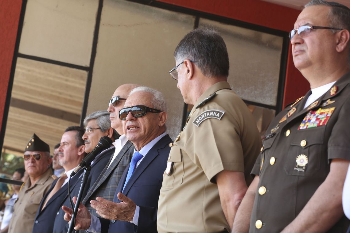 Antonio Cruz/Agência Brasil O embaixador do Peru no Brasil, Vicente Rojas Escalante, assiste competição equestre no 1º Regimento de Cavalaria de Guardas, em Brasília.