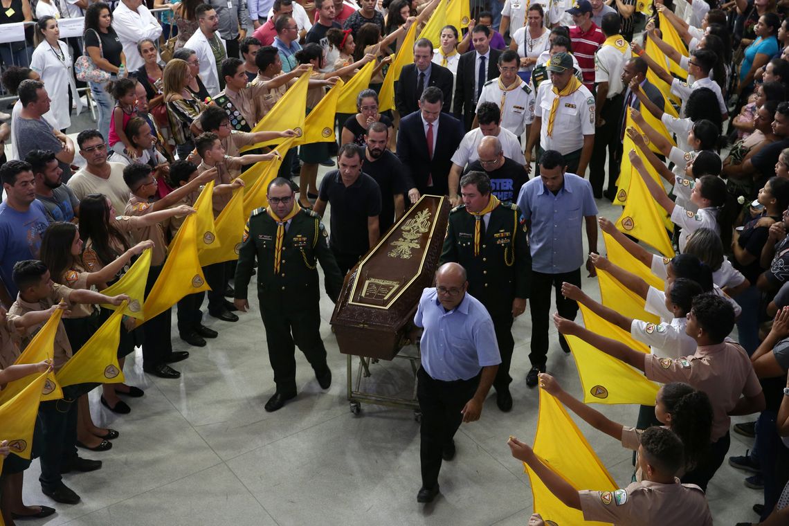 CaixÃ£o de uma das vÃ­timas mortas em um tiroteio na Escola Raul Brasil, em Suzano, durante funeral coletivo.