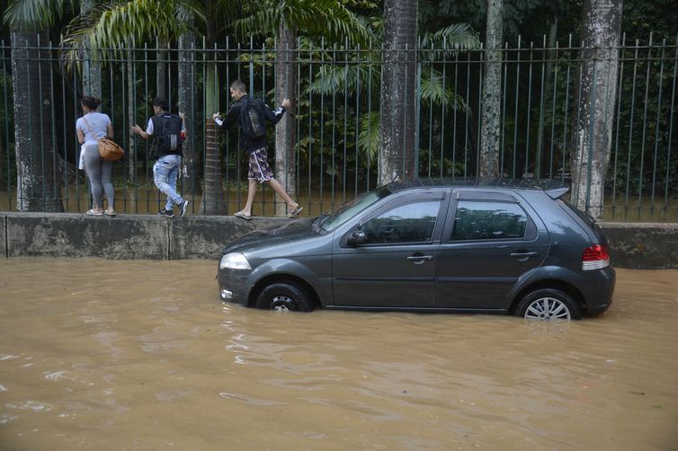 Alagamento na Rua Jardim Botânico após as chuvas que atingiram o Rio de Janeiro.