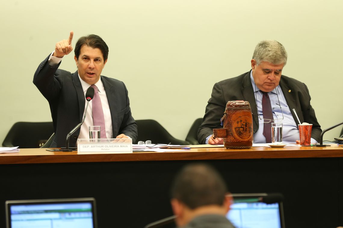 Fabio Rodrigues Pozzebom/Agência Brasil Brasília - Deputado Arthur Maia retoma a leitura do seu relatório na Comissão Especial que analisa a proposta de emenda à Constituição (PEC) da reforma da Previdência (Fabio Rodrigues Pozzebom/Agência Brasil)