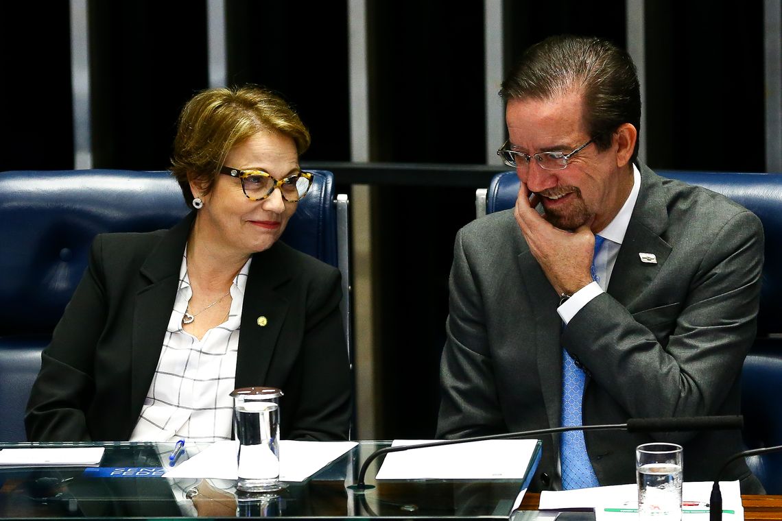 Marcelo Camargo/Agência Brasil A ministra da Agricultura, Tereza Cristina, e o presidente da Embrapa, Celso Moretti, durante sessão solene do Senado para comemorar os 20 anos da Associação Brasileira dos Produtores de Algodão (Abrapa)