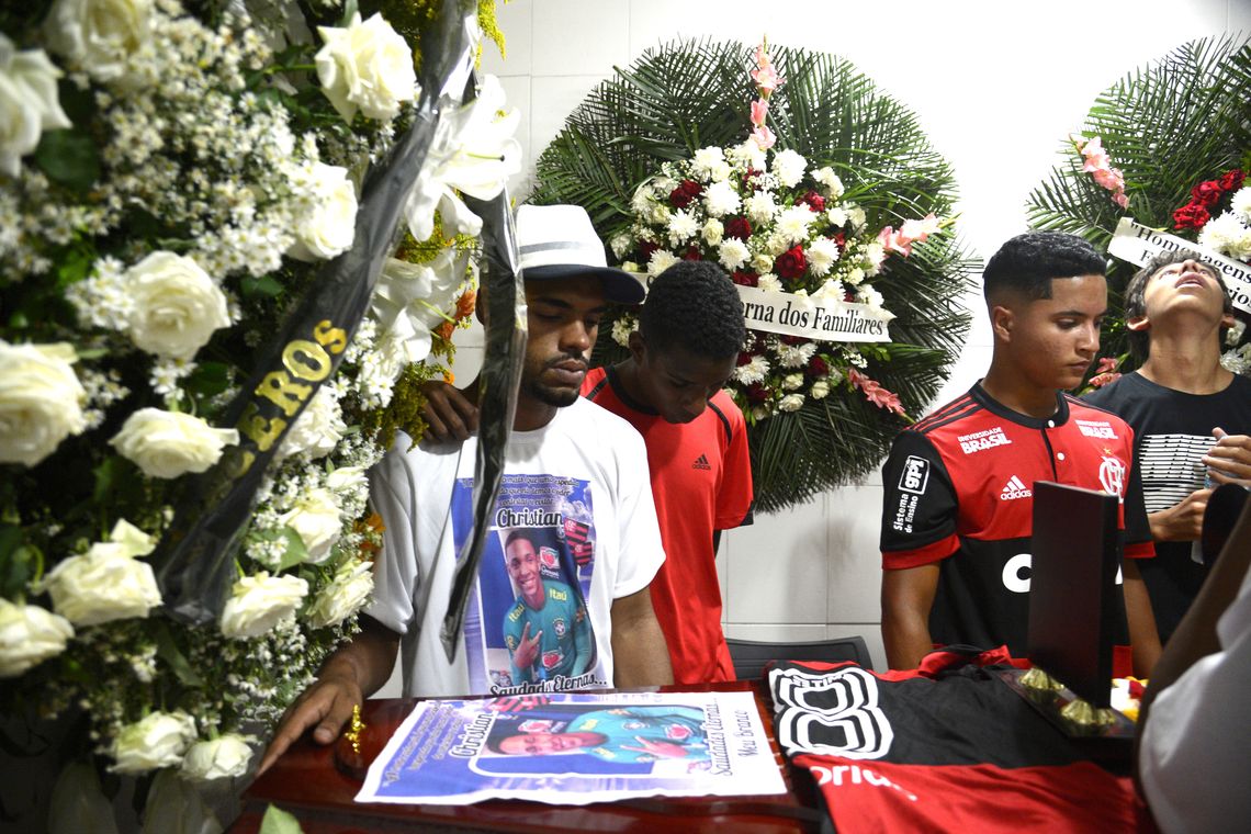 Tânia Rêgo/Agência Brasil Sepultamento do corpo do goleiro do Flamengo, Christian Esmério, de 15 anos, no Cemitério de Irajá. O atleta foi um dos 10 mortos no incêndio de sexta-feira (8) em um dos alojamentos do Ninho do Urubu.