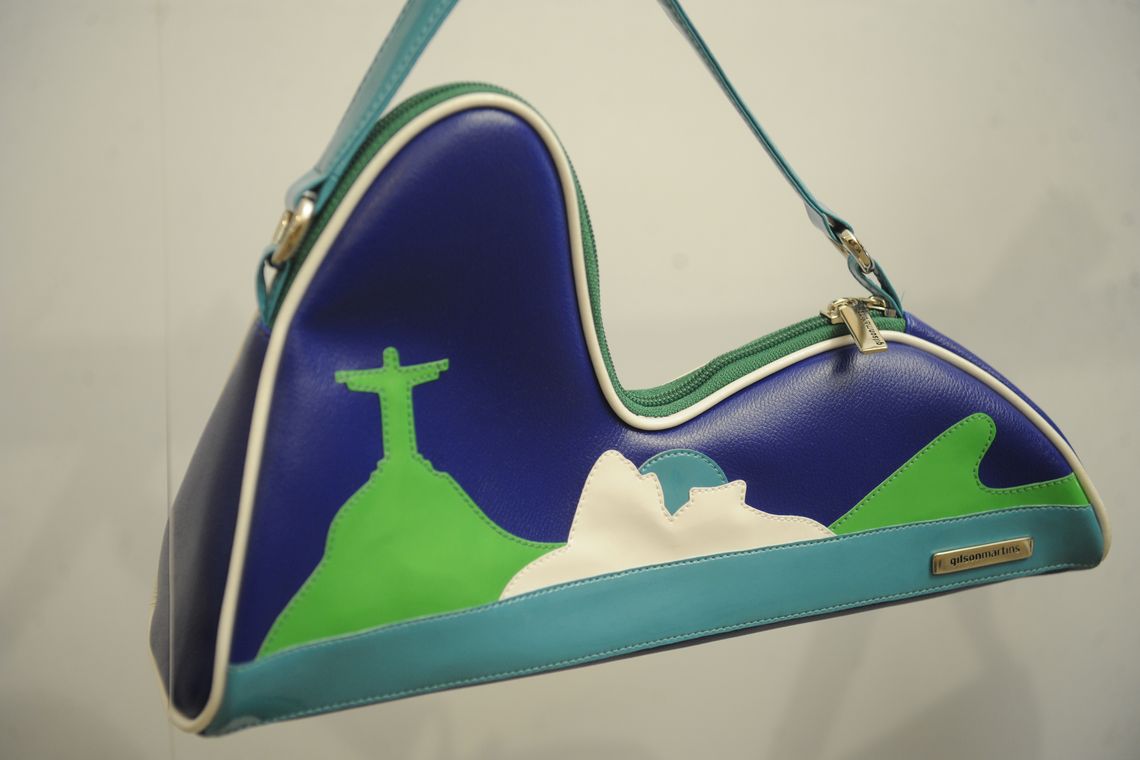 16 17:20:25 A exposição Com do Rio da Cabeça aos Pés: sem medo de ser Kitsch mostra a representação do RJ em souvenires desde os anos 20 até trabalhos contemporâneos no Centro Carioca de Design (Fernando Frazão/Agência Brasil)