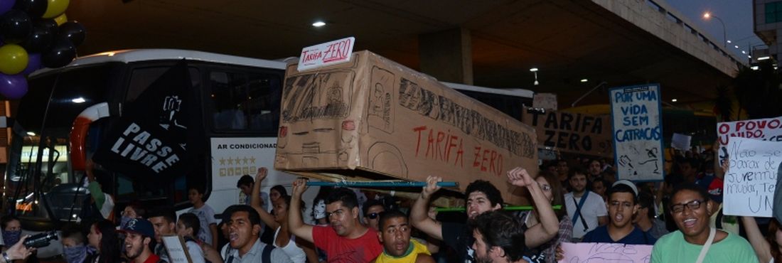 Protesto em Brasília Em protesto, brasilienses pedem tarifa zero e passe livre para o transporte coletivo