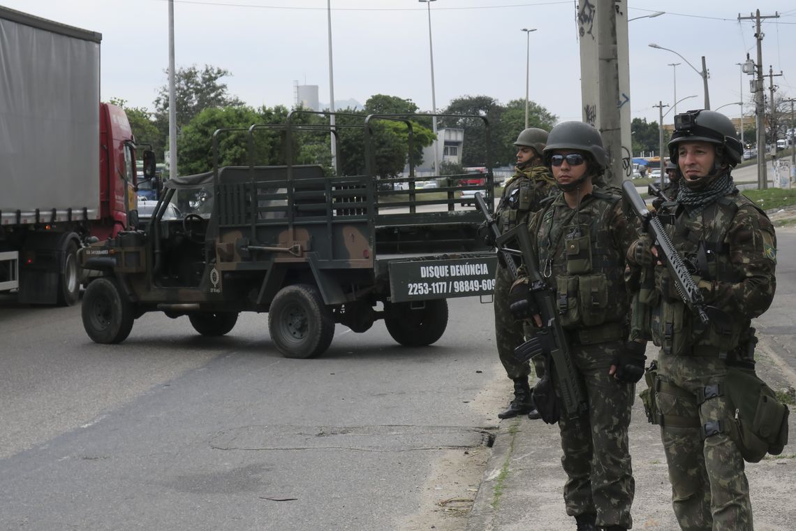 Vladimir Platonow/Agência Brasil Policiais e militares deflagram operação contra o roubo de cargas no Rio de Janeiro. Ação foi supervisionada pelo secretário de Segurança, general Richard Nunes.