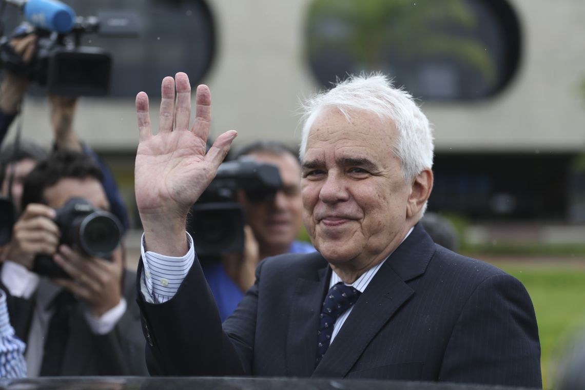 Resultado de imagem para roberto castello branco
