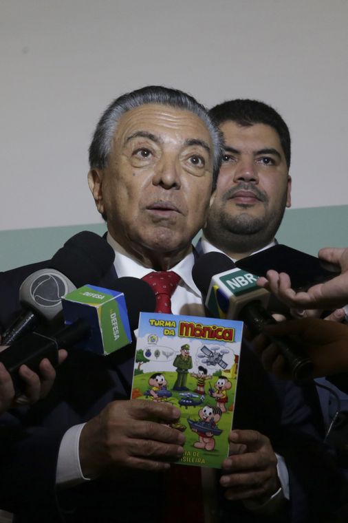 Antonio Cruz/Agência Brasil O Ministro da Defesa, Joaquim Silva e Luna e o escritor Mauricio de Souza, durante o lançamento do almanaque A Turma da Mônica e a Indústria de Defesa.