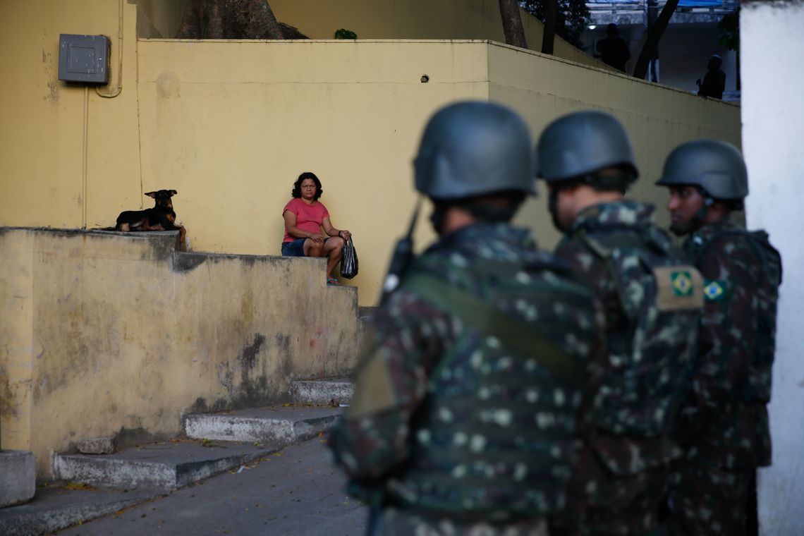 Fernando Frazão/Agência Brasil Militares do Exército participam de operação das forças de segurança na comunidade do Preventório, em Niterói.