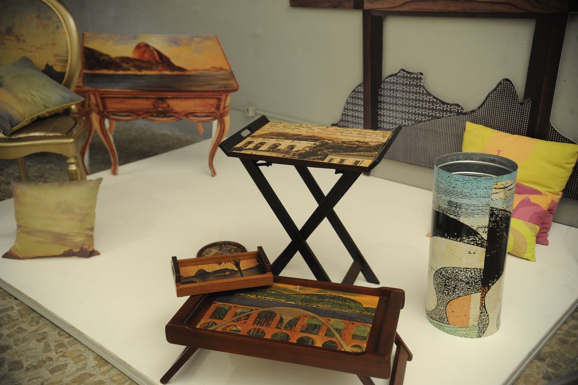 16 17:20:25 A exposição Com do Rio da Cabeça aos Pés: sem medo de ser Kitsch mostra a representação do RJ em souvenires desde os anos 20 até trabalhos contemporâneos no Centro Carioca de Design (Fernando Frazão/Agência Brasil)