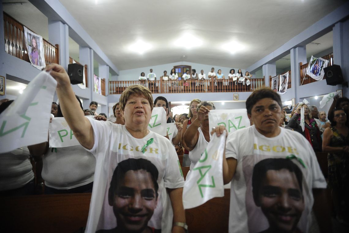 Tânia Rêgo/Agência Brasil Familiares e amigos das vítimas da tragédia de Realengo fazem uma celebração em memória dos jovens, na Igreja Nossa Senhora de Fátima. Na tragédia, doze jovens entre 13 e 16 anos morreram (Tânia Rêgo/Agência Brasil)