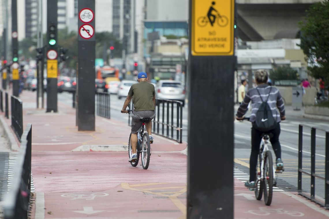 Marcelo Camargo/Agência Brasil Com 2,7 quilômetros de extensão e ligação com 11 outras ciclovias, a ciclovia da Avenida Paulista permite que o ciclista percorra vias exclusivas da Zona Oeste até a Zona Sul da cidade (Marcelo Camargo/Agência Brasil)