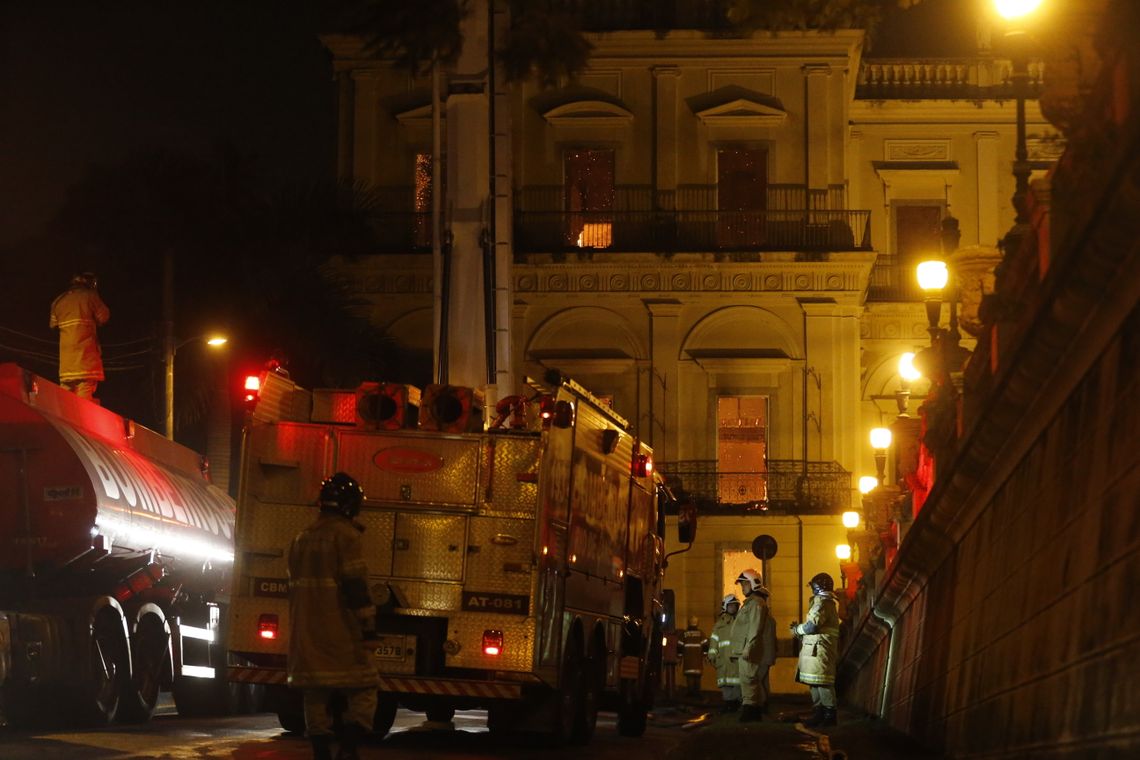 Tânia Rego/Agência Brasil Um incêndio de proporções ainda incalculáveis atingiu, no começo da noite deste domingo (2), o Museu Nacional do Rio de Janeiro, na Quinta da Boa Vista, em São Cristóvão, na zona norte da capital fluminense