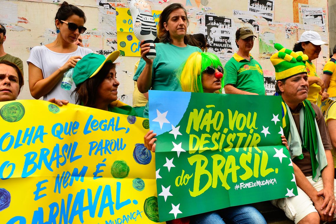 Rovena Rosa/Agência Brasil São Paulo - Manifestação na Avenida Paulista, região central da capital, contra a corrupção e pela saída da presidenta Dilma Rousseff (Rovena Rosa/Agência Brasil)