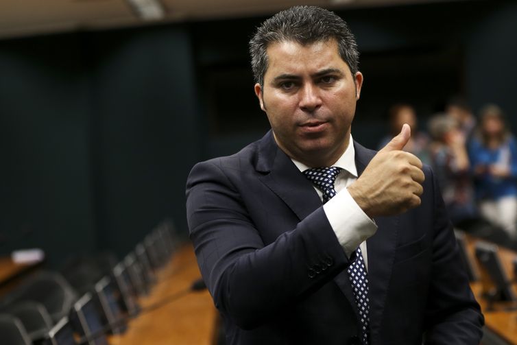 O presidente da Comissão Especial da Câmara que analisa o projeto de lei sobre a Escola sem Partido, deputado Marcos Rogério, durante reunião para discussão da matéria.