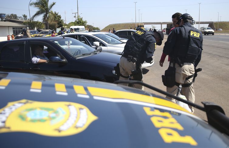 Blitz educativa no posto da Polícia Rodoviária Federal (PRF), localizado na BR 040.