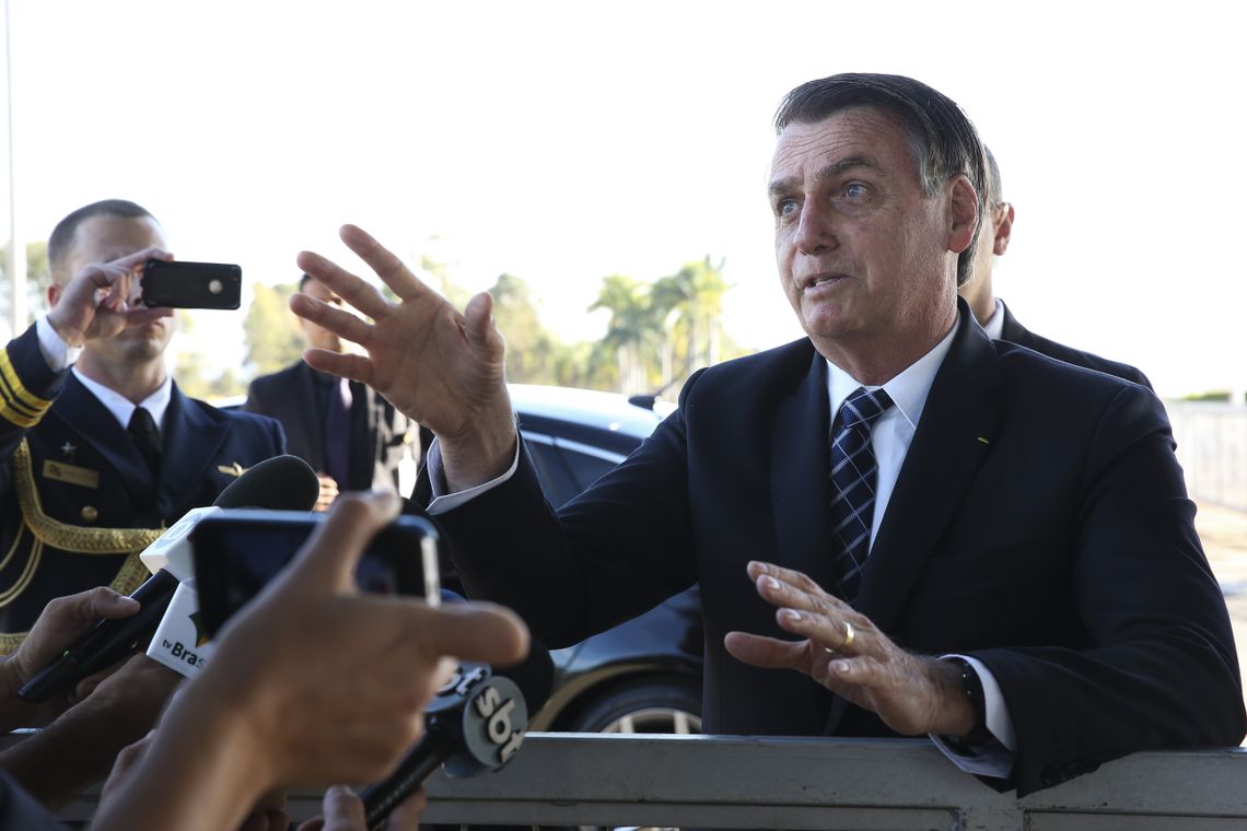 Presidente Jair Bolsonaro, fala Ã  imprensa ao sair do  PalÃ¡cio da Alvorada
