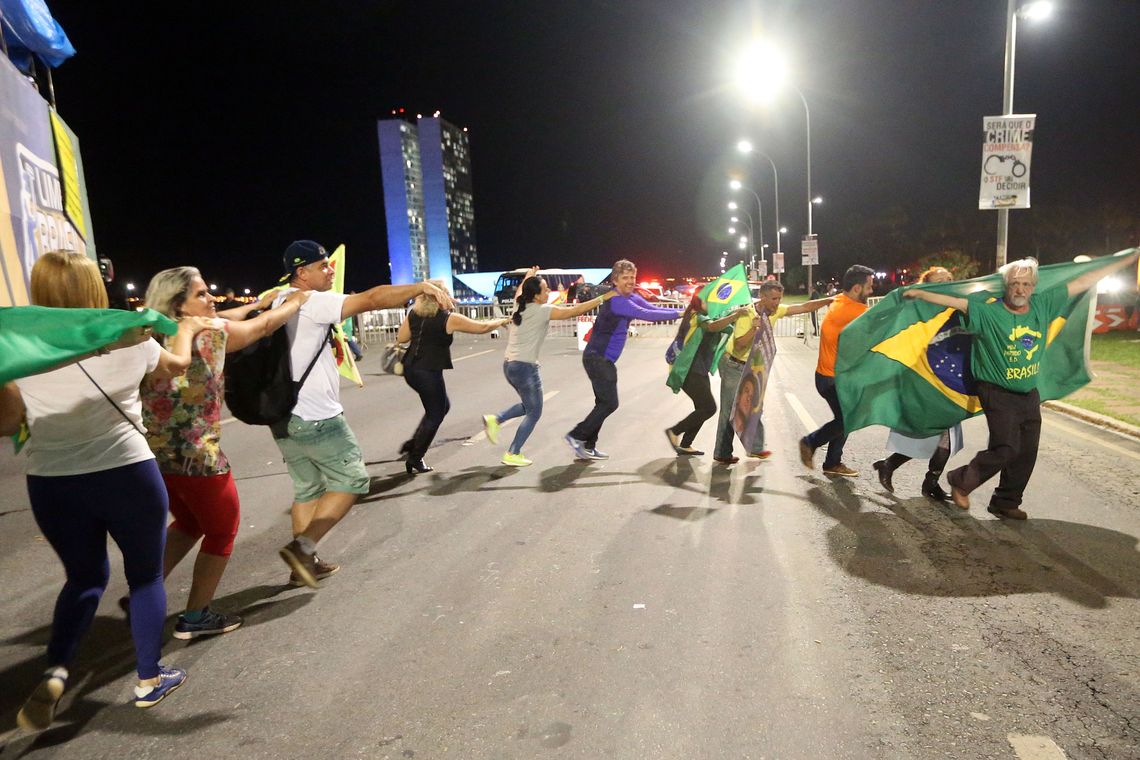 Valter Campanato/Agência Brasil Brasília - Manifestantes contra Lula protestam na Esplanada dos Ministérios (Valter Campanato/Agência Brasil)