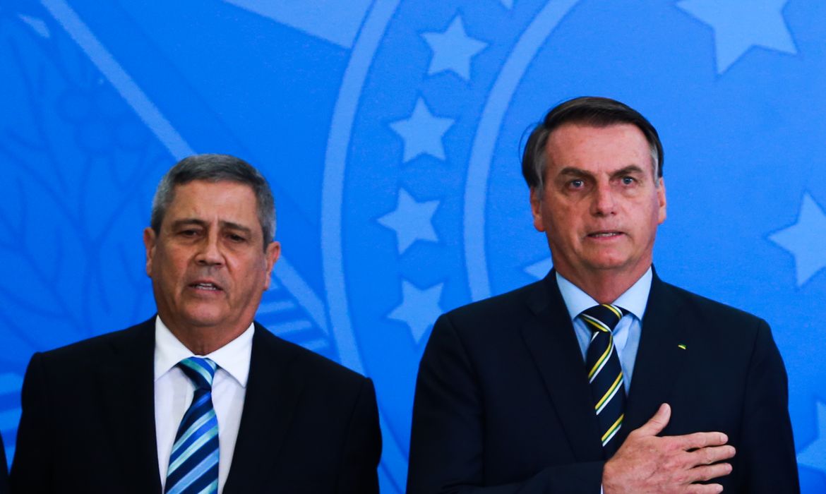 O novo ministro da Casa Civil, Walter Souza Braga Netto e o presidente Jair Bolsonaro, durante cerimônia de posse no palácio do Planalto