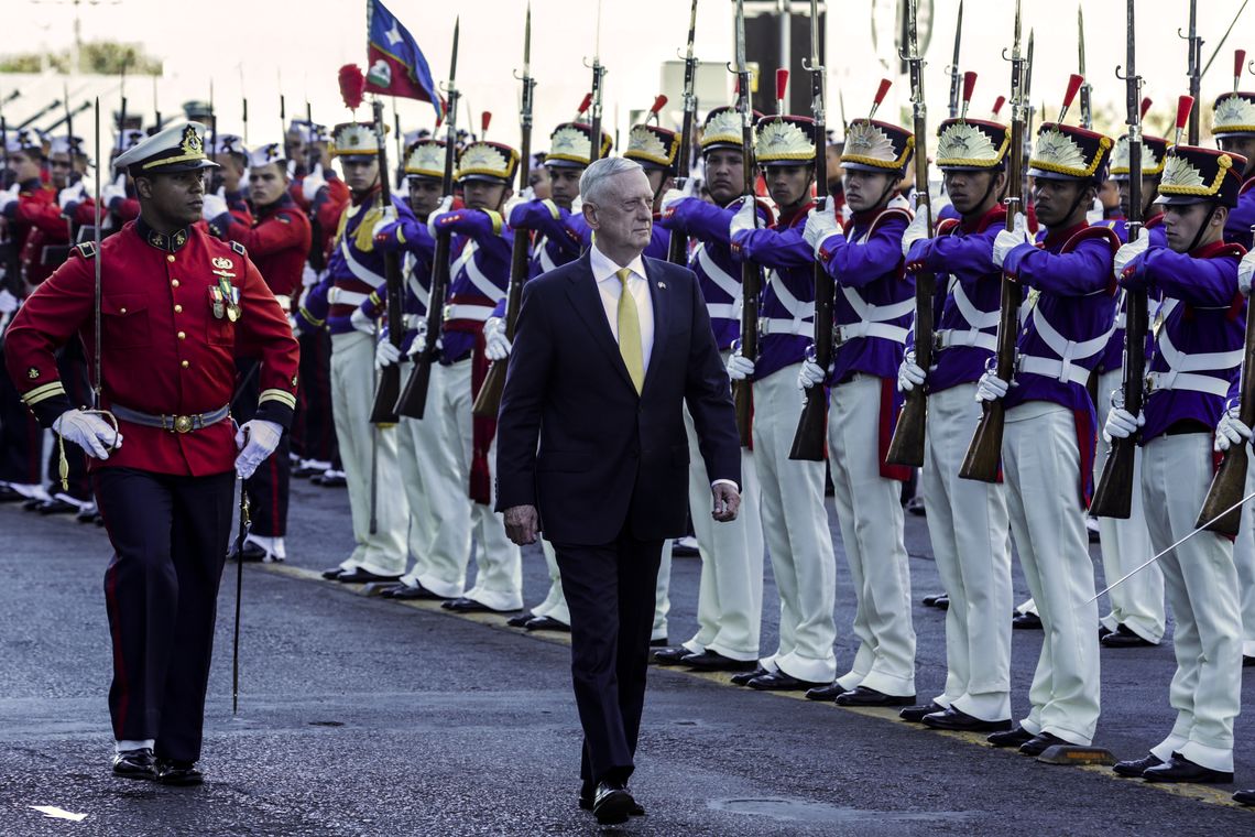 Antonio Cruz/Agência Brasil O secretário norte-americano, James Mattis, passa em revista as tropas, durante encontro com o ministro da Defesa, Joaquim Silva e Luna
