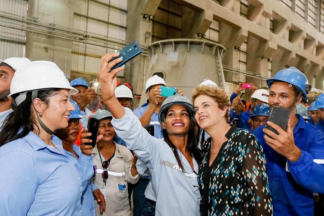 Roberto Stuckert Filho/PR Vitória do Xingu (PA) - Presidenta Dilma Rousseff e funcionários durante cerimônia que marca início da operação comercial da Usina Hidrelétrica de Belo Monte (Roberto Stuckert Filho/PR)