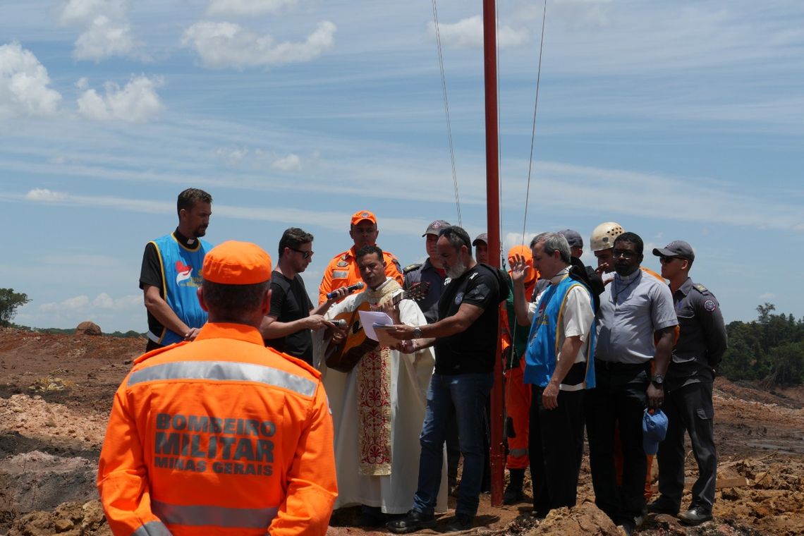 Divulgação Corpo de Bombeiros Militar MG Bombeiros que trabalham nas buscas em Brumadinho, nos arredores de Belo Horizonte, fizeram hoje por volta das 12h40 uma cerimônia de homenagem às vítimas e famílias atingidas pelo rompimento da barragem de rejeito da Mina Córrego do Feijão