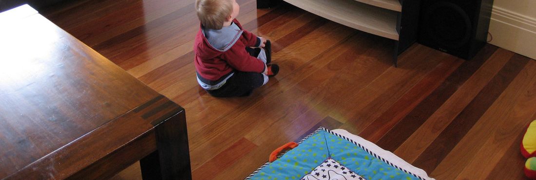 Criança assiste à televisão Criança assiste à televisão