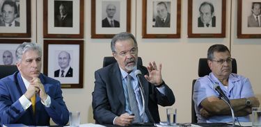 O ministro da Segurança Pública, Raul Jungmann, acompanhado do embaixador Alessandro Candeias e do Brigadeiro Fiorentini, reúne-se com lÃderes religiosos de todo o paÃs para dar inÃcio a uma mobilização das igrejas pela Segurança Pública.