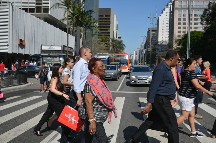 A Companhia de Engenharia de Tráfego - CET vai aumentar o tempo de travessia dos semáforos para pedestres para evitar atropelamentos. em São Paulo
