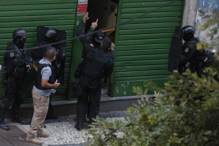 Tânia Rêgo/Agência Brasil Um homem fez seis pessoas reféns, em um bar na Lapa, área central do Rio de Janeiro, na tarde desta sexta-feira (29). Segundo informações preliminares, ele entrou em um bar na esquina das ruas do Rezende e dos Inválidos, armado com uma faca.