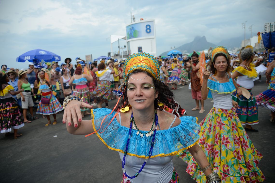 Fernando Frazão/Agência Brasil Rio de Janeiro – Bloco inspirado na temática recifense do Maracatu de Baque Virado leva batuque à orla de Ipanema (Fernando Frazão/Agência Brasil)