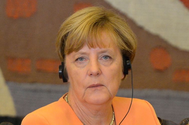 Angela Merkel exigiu &quot;a máxima pressão&quot; sobre a Síria para conseguir a suspensão imediata dos ataques aéreos e combates no país