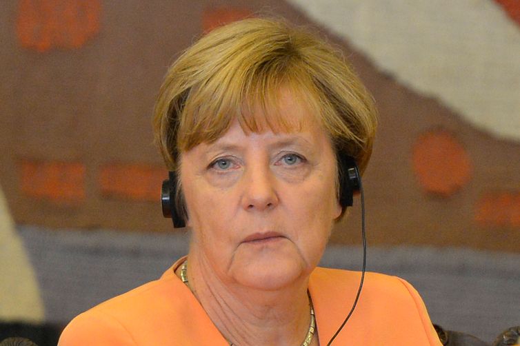 Angela Merkel exigiu &quot;a mxima presso&quot; sobre a Sria para conseguir a suspenso imediata dos ataques areos e combates no pas