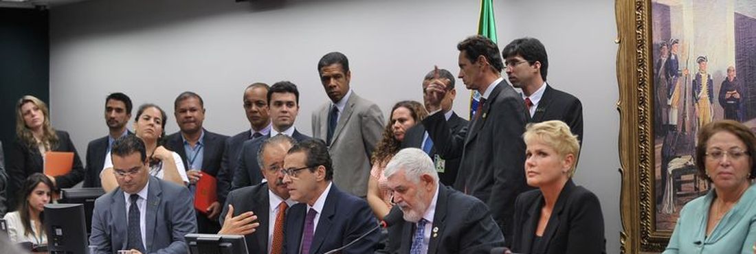 Xuxa participa de reunião da CCJ da Câmara A apresentadora Xuxa Meneghel compareceu à reunião da Comissão de Constituição e Justiça da Câmara (CCJ), na manhã de hoje (21), destinada à votação do projeto conhecido como a Lei da Palmada.