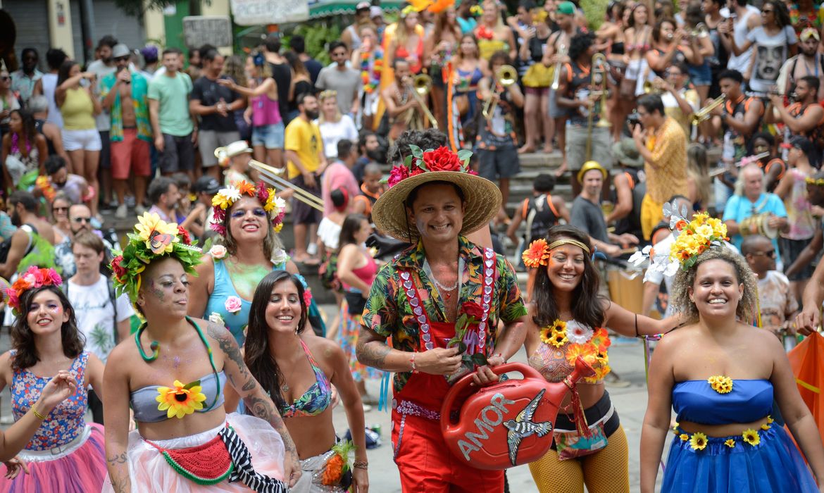 Carnaval deve atrair mais de 10 milhões de turistas e movimentar R 11 bilhões Agência Brasil