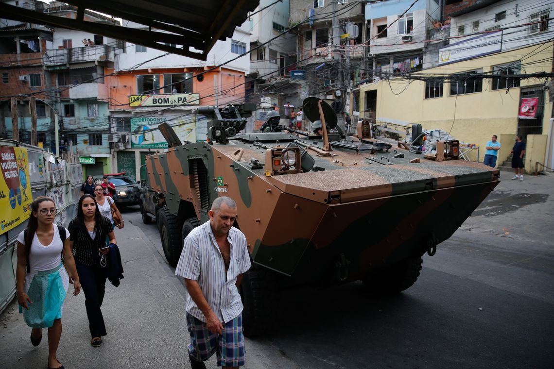 Fernando Frazão/Agência Brasil Rio de Janeiro - Militares fazem operação na favela da Rocinha após guerra entre quadrilhas rivais de traficantes pelo controle da área (Fernando Frazão/Agência Brasil)
