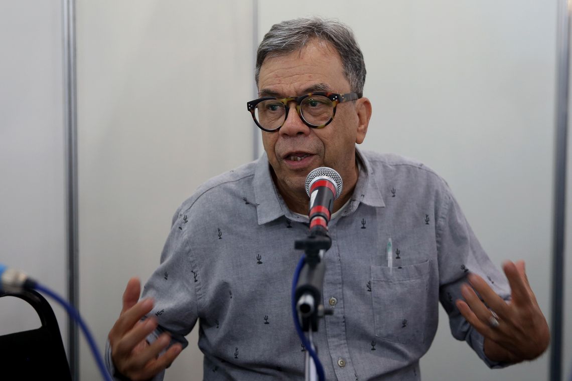 Wilson Dias/Agência Brasil Brasília - O curador da 33ª Feira do Livro de Brasília, Luis Turiba, concede entrevista à Radio Nacional de Brasília (Wilson Dias/Agência Brasil)