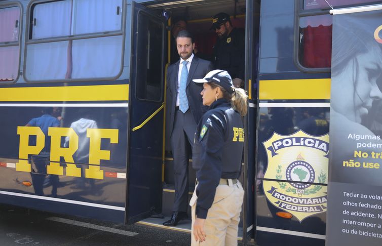 José Cruz/Agência Brasil/Agência Brasil O ministro das Cidades, Alexandre Baldy participa de uma blitz educativa no posto da Polícia Rodoviária Federal (PRF), localizado na BR 040.